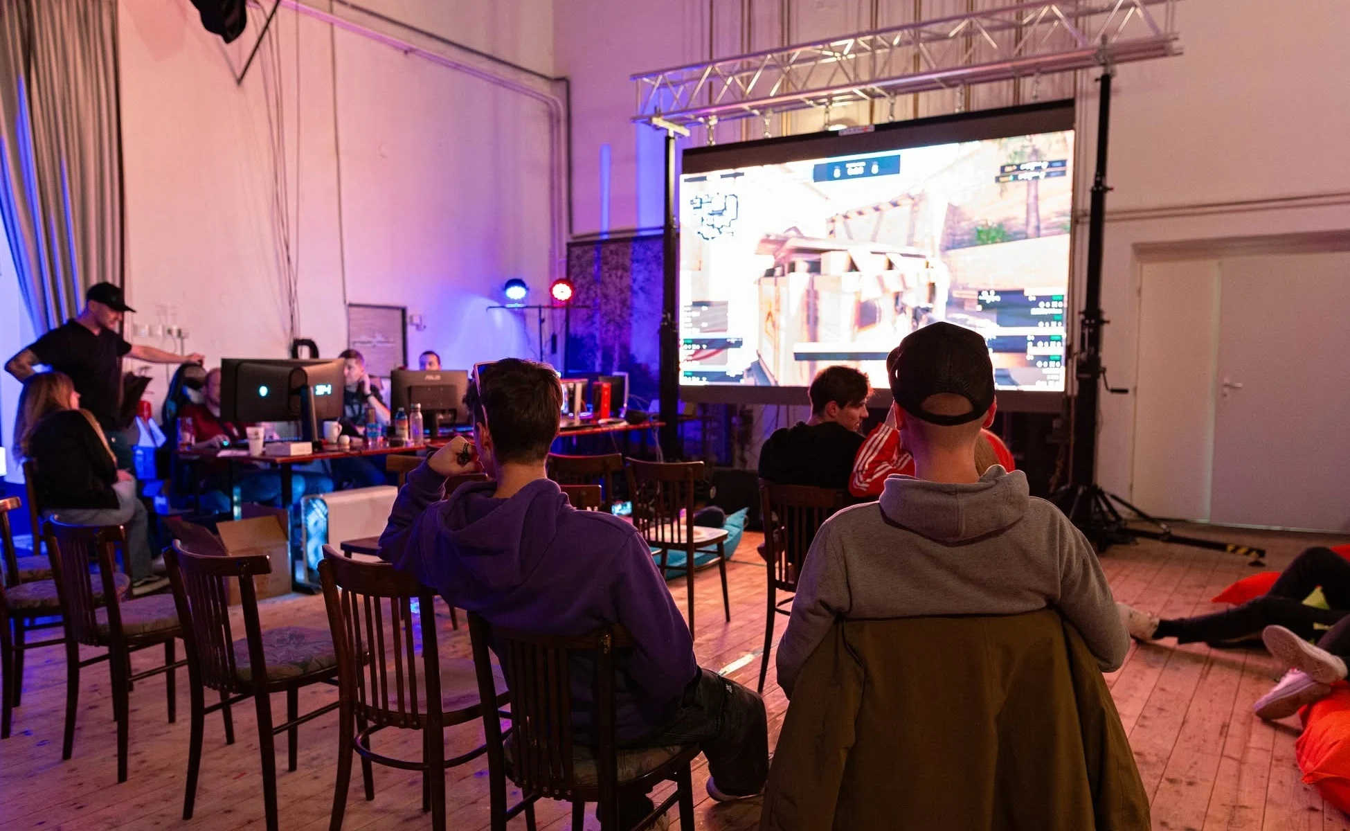 Moderní velká projekce a herní LAN party s DJ Petrem Divíškem – Bros Video Disco