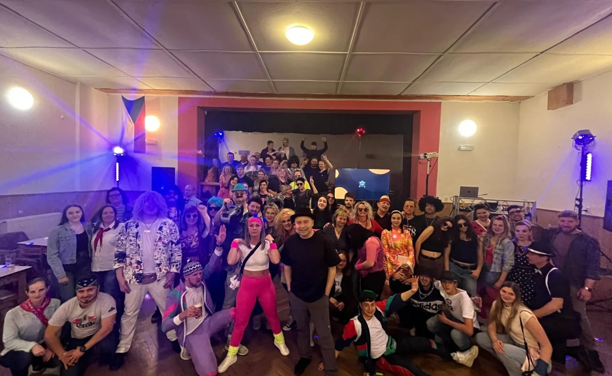 Účastníci v retro kostýmech na skvělé tematické party s DJ Petrem Divíškem – Bros Video Disco