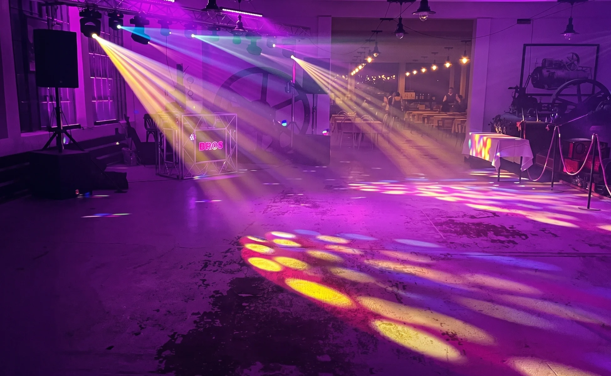 Světelná a zvuková technika DJ připravená na svatební party