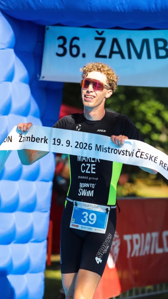 Vítěz MČR v duatlonu 2026 v cíli v Žamberku