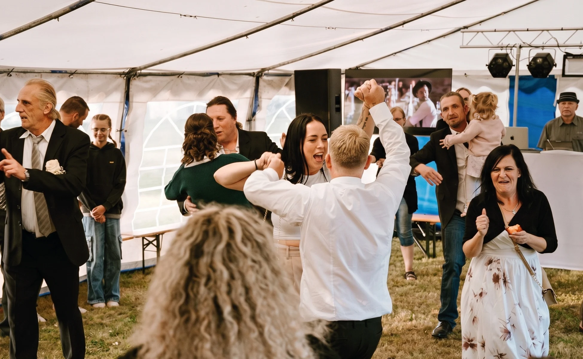 Svatební hosté tančí a baví se během svatební party