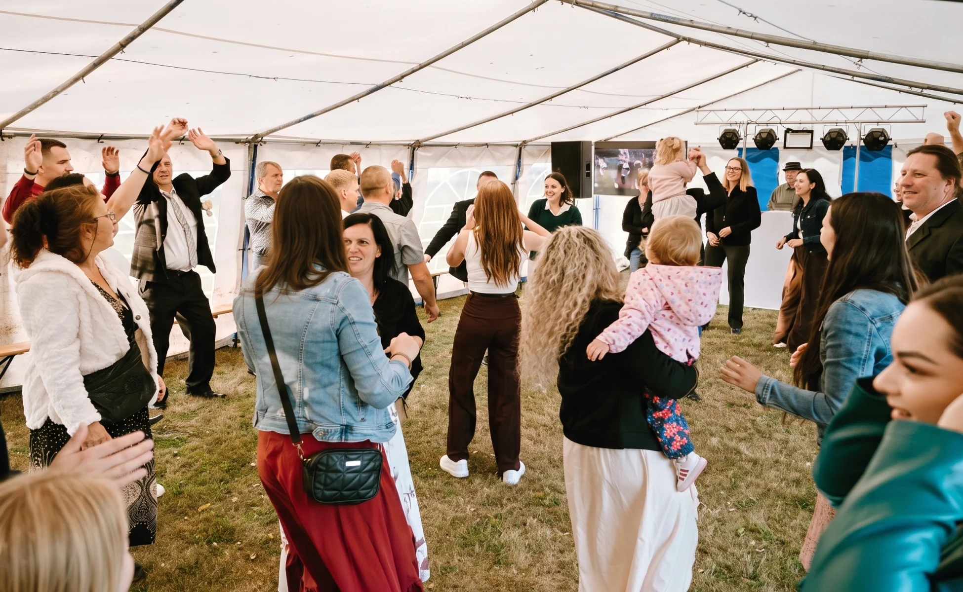 Hosté různých generací tančí na svatební party